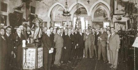 Visita d'un grup de periodistes i d'intel·lectuals al Museu del Cau Ferrat (1933). El primer a la dreta és Joaquim Folch i Torres i, enmig del grup, Pompeu Fabra. 